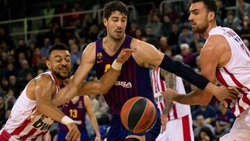 GRAF9437. BARCELONA, 18/12/2018.- El pívot croata Ante Tomic (c), del FC Barcelona Lassa, lucha con Nigel Williams-Goss (i) y Nikola Milutinovic (d), ambos de Olympiacos, durante el partido de la decimotercera jornada de la EuroLiga de Baloncesto que enfrenta al FC Barcelona Lassa y al Olympiacos Griego en el Palau Blaugrana, en Barcelona. EFE/Enric Fontcuberta.