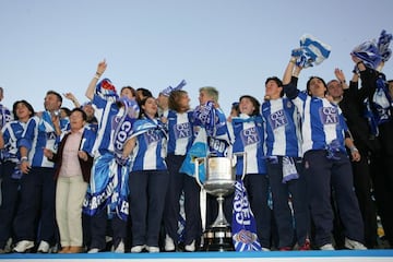 13/04/06 LOS JUGADORES DEL Espanyol Celebración en las fuentes de Montjuich  CAMPEONES DE LA COPA DEL REY  ESPANYOL FEMENINO