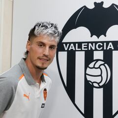 Canós se apunta a Osasuna y hereda el dorsal de Cavani