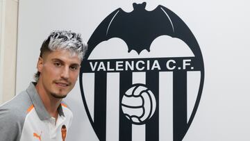 VALENCIA, 21/08/2023.- El extremo Sergi Canós durante su presentación como nuevo jugador del Valencia, este lunes. Canós jugará en el equipo valencianista durante las próximas cuatro temporadas, hasta el 30 de junio de 2027. EFE/ Juan Carlos Cárdenas