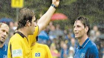 <b>CAZADO. </b>Hoyzer amonesta a Reinhard, jugador del Hamburgo, en el partido contra el Paderborn, en agosto pasado.
