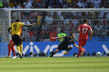 Romelu Lukaku recibió el pase de Hazard y con un tiro raso y cruzado con zurda batió al portero tunecino.