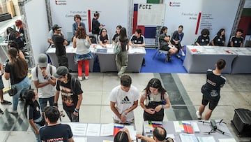 02 DE ENERO DEL 2024 / SANTIAGO
La Facultad de Economía y Negocios de la Universidad de Chile abre sus puertas para recibir la Semana de las y los Postulantes, espacio para acompañar y aclarar las dudas a todas las personas que necesiten orientación sobre el proceso de Admisión 2024 y sobre la Universidad de Chile.
VICTOR HUENANTE / AGENCIAUNO