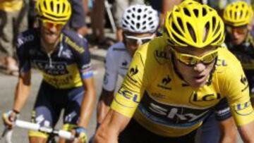 Chris Froome por delante de Contador camino de Gap.