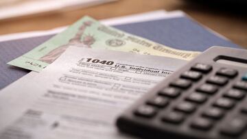 Cheque de est&iacute;mulo con formulario del IRS v&iacute;a Getty Images.