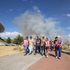 Incendio fuera del Akron sorprende a aficionados previo al Chivas vs Atlas