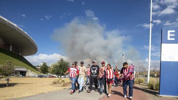 Una columna de humo se levantó afuera del Estadio Akron.