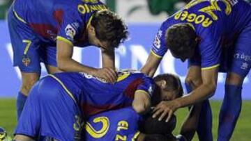 <b>COLOFÓN FINAL. </b>Los jugadores del Levante celebran eufóricos uno de los cuatro goles que acabó significando el pase a la siguiente ronda.