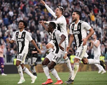 Los jugadores celebran el octavo título consecutivo de liga. 