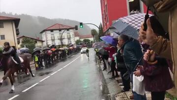 El caballo, por delante del ciclista