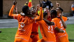 Los jugadores de Envigado celebrando un gol en la Liga &Aacute;guila