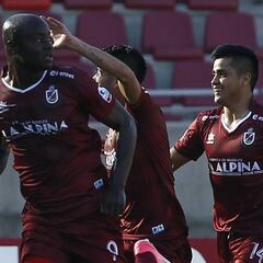 De Özil a Klose: los cracks con los que jugó el ariete que amenaza a Colo Colo