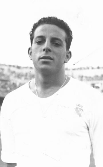 Jugó una temporada en el Real Madrid, la 53-54. En 1959 llegó al Granada, donde estuvo hasta 1961.