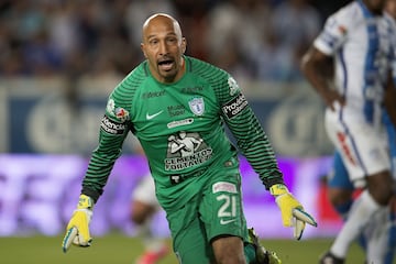 El histórico arquero mexicano se ha enfrentado en varias ocasiones a Cruz Azul, equipo donde debutó. Sin embargo, una de las más recordades se dio en la jornada 16 del Clausura 2017, cuando el 'Conejo' anotó un gol de último minuto para empatar a dos tantos el partido.