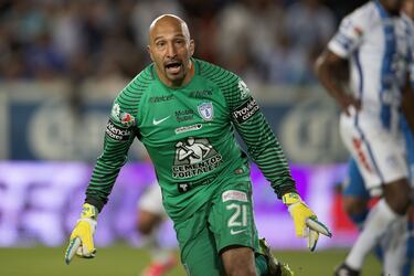 El histórico arquero mexicano se ha enfrentado en varias ocasiones a Cruz Azul, equipo donde debutó. Sin embargo, una de las más recordades se dio en la jornada 16 del Clausura 2017, cuando el 'Conejo' anotó un gol de último minuto para empatar a dos tantos el partido. 