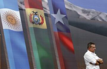 Aficionados saludan el paso de vehículos participantes en el Rally Dakar 2015.