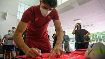 Bono, durante la concentración del Sevilla.