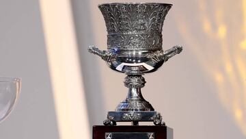 El trofeo de campe&oacute;n de la Supercopa de Espa&ntilde;a.
 