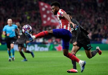 Lemar controla el balón durante el partido contra el Liverpool en el Wanda Metropolitano.