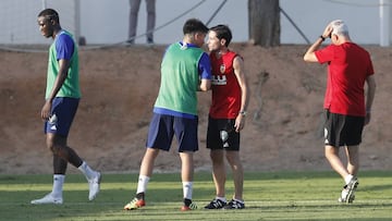 Carlos Soler, felicitando a Marcelino. 