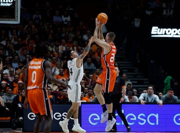 22/12/24 PARTIDO BALONCESTO BASKET
LIGA ACB LIGA ENDESA JORNADSA 12
VALENCIA BASKET - REAL MADRID
GABRIEL DECK Y MATT COSTELLO CANASTA GANADORA TRIPLE