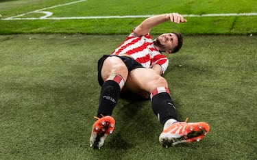 El defensa del Athletic sufre una lesión muscular tras una carga hombro con hombro con Nahuel Molina por la línea de fondo.