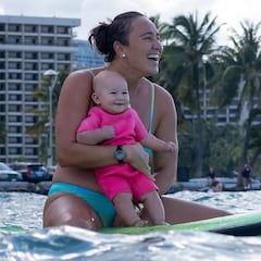 Carissa Moore surfea por primera vez con su bebé de 6 meses
