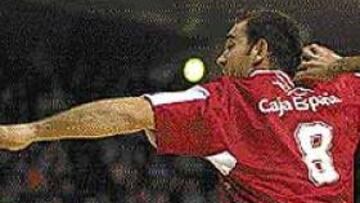 <b>ATENTO.</B> Colón logró dos goles tras atrapar dos rechaces del portero.