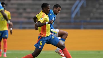 Colombia's midfielder #06 Alejandro Ararat and Brazil's midfielder #17 Gustavo Prado fight for the ball during the 2025 South American U-20 football championship final round match between Colombia and Brazil at the UCV Olympic Stadium in Caracas on February 7, 2025. (Photo by JUAN BARRETO / AFP)