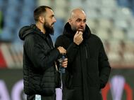 Borja Iglesias, delantero del Celta, y su entrenador Claudio Giráldez.