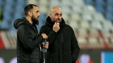 Borja Iglesias, delantero del Celta, y su entrenador Claudio Giráldez.