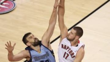 Jonas Valanciunas lanza ante Marc Gasol.