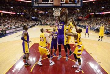 Julius Randle, uno de los jovenes valores de los Lakers, lucha en la zona de los Cavaliers.