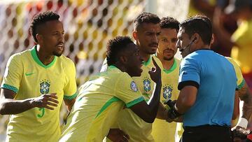 SANTA CLARA, CALIFORNIA - JULY 02: Vinicius Junior of Brazil argues with Referee Jesus Valenzuela after receiving a yellow card during the CONMEBOL Copa America 2024 Group D match between Brazil and Colombia at Levi's Stadium on July 02, 2024 in Santa Clara, California.   Ezra Shaw/Getty Images/AFP (Photo by EZRA SHAW / GETTY IMAGES NORTH AMERICA / Getty Images via AFP)