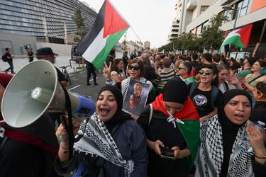 Manifestación en los alrededores del Roig Arena en favor de Palestina. Valencia y Hapoel Tel Aviv juegan el partido de la Eurolegaue de basket a puerta cerrada.