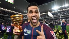 Alves celebra un nuevo t&iacute;tulo con el PSG.