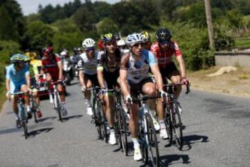 El pelotón recorriendo los 216 km de la etapa de hoy. 