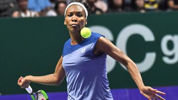 Venus Williams devuelve una bola ante Caroline Wozniacki durante la final de las WTA Finals.