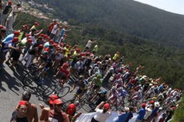 El pelotón en la subida al faro de Fisterra durante la cuarta etapa de la Vuelta a España 2013 entre las localidades de Lalín (Pontevedra) y Fisterra (A Coruña)