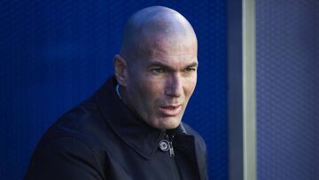VITORIA-GASTEIZ, SPAIN - NOVEMBER 30: Zinedine Zidane of Real Madrid CF looks on during the Liga match between Deportivo Alaves and Real Madrid CF at Estadio de Mendizorroza on November 30, 2019 in Vitoria-Gasteiz, Spain. (Photo by Juan Manuel Serrano