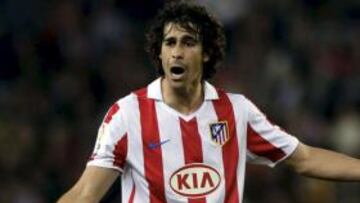 <b>SIN NOTICIAS. </b>Tiago gesticula durante el partido en Cornellà del pasado domingo. Su futuro como rojiblanco está complicado.