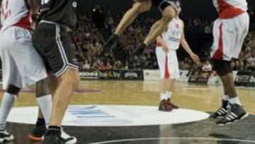 <b>BUEN PAPEL. </b>Raúl López entra a canasta y Akingbala le hace falta.