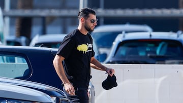 Rafa Mir, llegando este lunes por la tarde a la Ciudad Deportiva de Paterna.