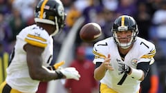 BALTIMORE, MD - NOVEMBER 6: Quarterback Ben Roethlisberger #7 of the Pittsburgh Steelers tosses the ball to teammate running back Le&#039;Veon Bell #26 against the Baltimore Ravens in the second quarter at M&amp;T Bank Stadium on November 6, 2016 in Baltimore, Maryland.   Rob Carr/Getty Images/AFP
 == FOR NEWSPAPERS, INTERNET, TELCOS &amp; TELEVISION USE ONLY ==