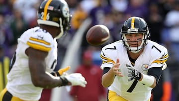 BALTIMORE, MD - NOVEMBER 6: Quarterback Ben Roethlisberger #7 of the Pittsburgh Steelers tosses the ball to teammate running back Le&#039;Veon Bell #26 against the Baltimore Ravens in the second quarter at M&amp;T Bank Stadium on November 6, 2016 in Baltimore, Maryland.   Rob Carr/Getty Images/AFP
 == FOR NEWSPAPERS, INTERNET, TELCOS &amp; TELEVISION USE ONLY ==