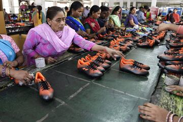 Así se fabrican los balones y las botas de fútbol en India