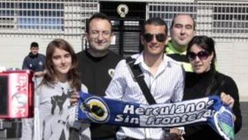 <b>PIEZA CLAVE. </b>Nelson Valdez posa con una bufanda y junto a varios miembros de la peña 'Herculanos sin fronteras'.