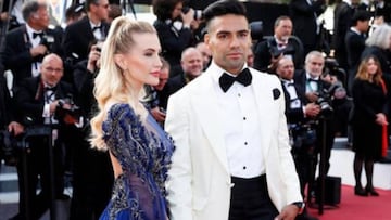 Falcao García, delantero colombiano, con su esposa argentina Lorelei Tarón.