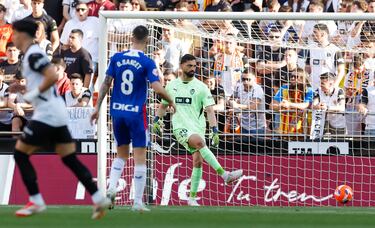 Gran partido del che, pese a la derrota contra el Athletic. Se mostró solvente bajo palos y paró tres de los cuatro disparos a portería que realizaron los leones. Solo Berenguer, con un golazo por la escuadra, le logró batir. Partido emotivo para el georgiano ya que fue el último con el Valencia en Mestalla antes de poner rumbo a Liverpool.