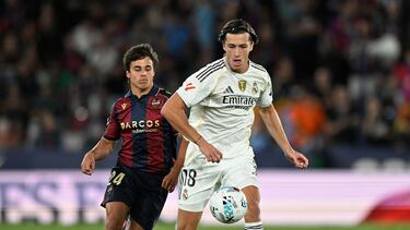 Soccer Football - LaLiga - Levante v Real Madrid - Estadi Ciutat de Valencia, Valencia, Spain - September 23, 2025 Real Madrid's Alvaro Carreras in action with Levante's Carlos Alvarez REUTERS/Pablo Morano